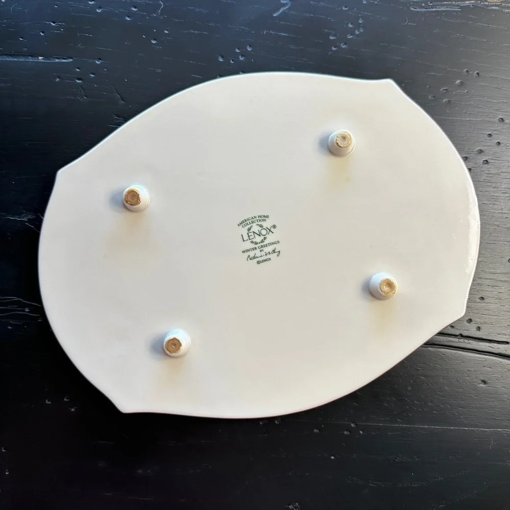 LENOX, “WINTER GREETINGS “ TRIVET. MADE OF PORCELAIN WITH 24 KARAT GOLD ACCENTS.
